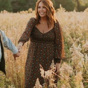 AVERIE FLORAL MIDI DRESS IN NAVY Medium